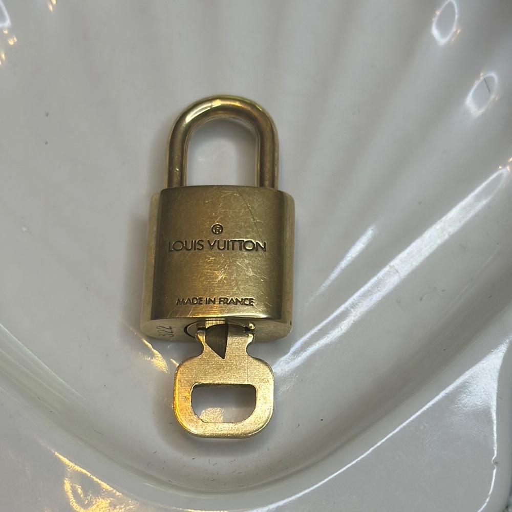 Louis Vuitton Authentic Lock and Key #322 with 16” Gold Link Necklace - Picture 5 of 6